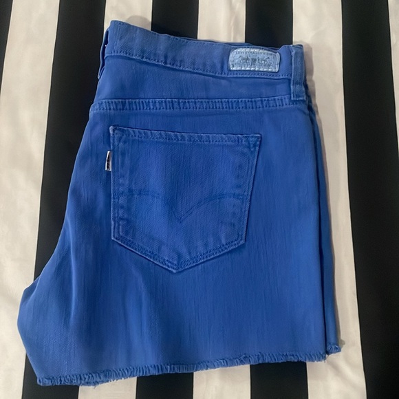 Levis summer shorts size 4 would be like a medium 4 colors all same size - Picture 4 of 5